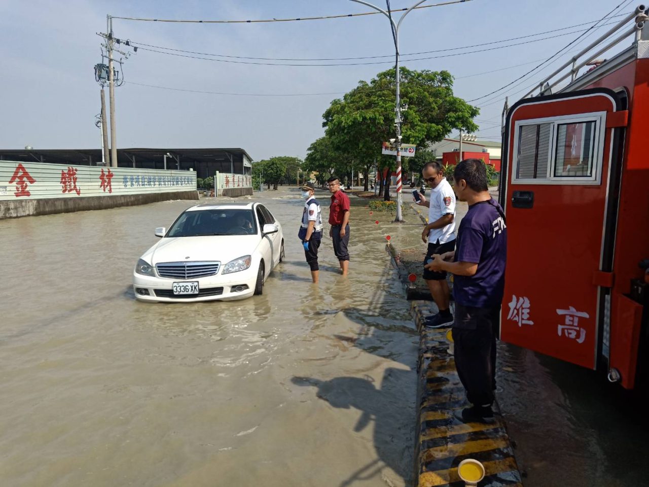 高雄市神農路上竟然淹大水 【圖/翻攝畫面】