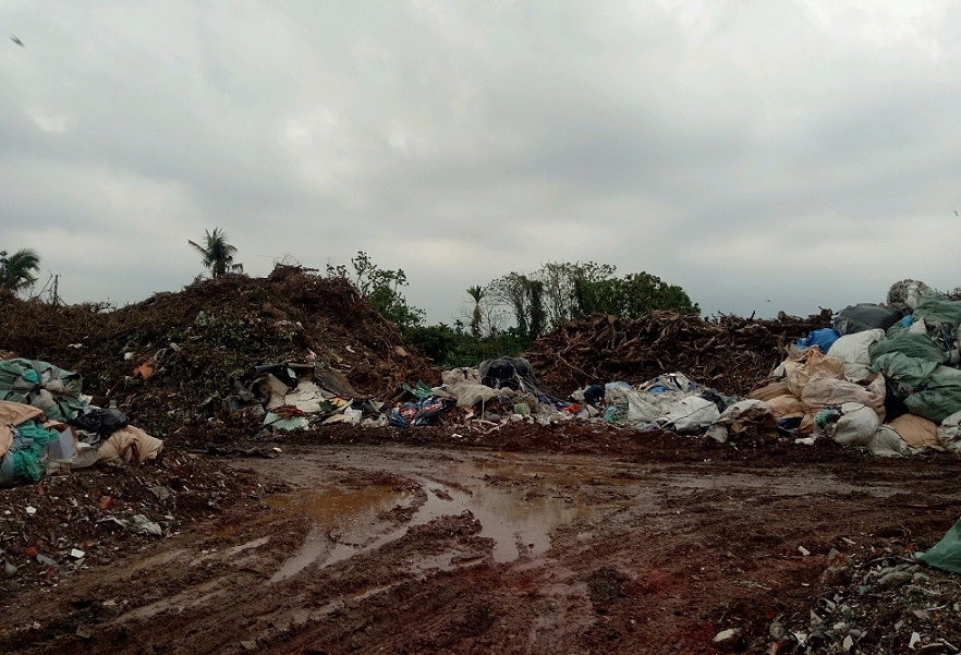 屏東環保局查獲非法堆置大量廢棄物案件將業者移送法辦【圖/翻攝畫面】
