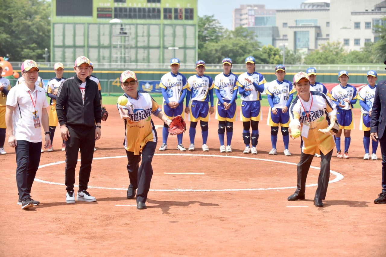 高雄女子壘球重要基地 韓國瑜為企業女子壘球聯賽開球【圖/翻攝畫面】