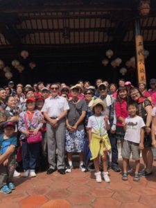 前總統馬英九參訪霧峰林家花園，與遊客合影。(記者吳旻高/攝影)