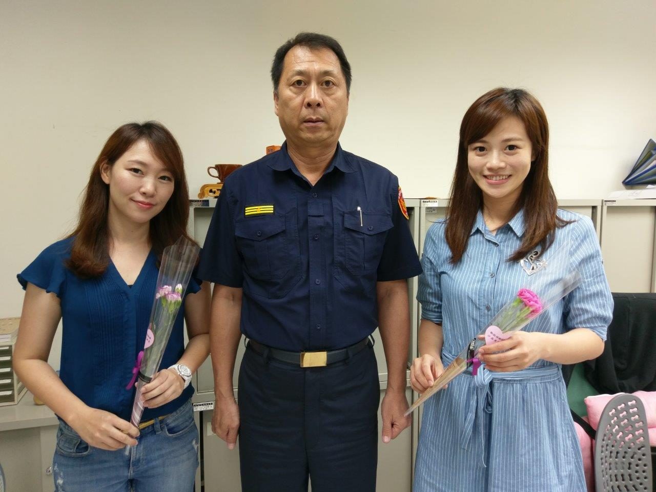 慶祝母親節 前鎮警分局長獻花女警謝辛勞【圖/翻攝畫面】