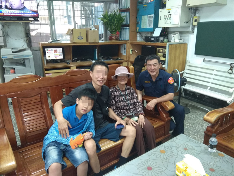 嬤跟不上快腿翁雨中苦等 旗津警溫馨照護助團園【圖/翻攝畫面】