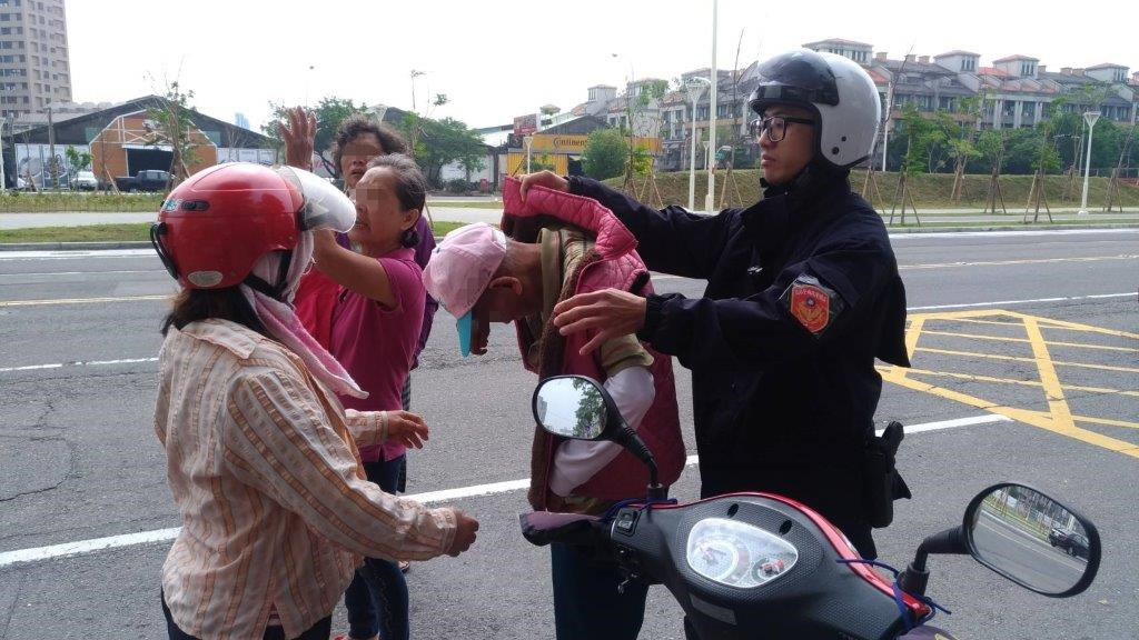 鴨舌帽藏玄機 內惟警領悟助老返家【圖/翻攝畫面】