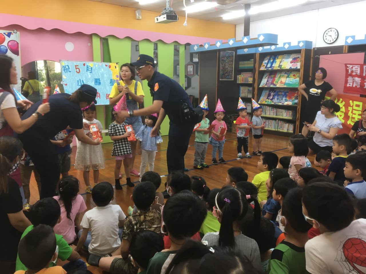 以行動劇介紹新制服 幼童開心認識左營警【圖/翻攝畫面】