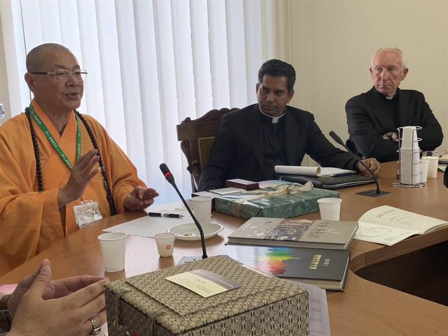 中國佛教會理事長釋淨耀與教廷「聖座宗教交談委員會」成員對話。（吳健豪提供）