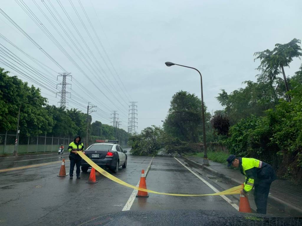 大雨沖刷路樹倒 大林警速拉封鎖線 【圖/翻攝畫面】