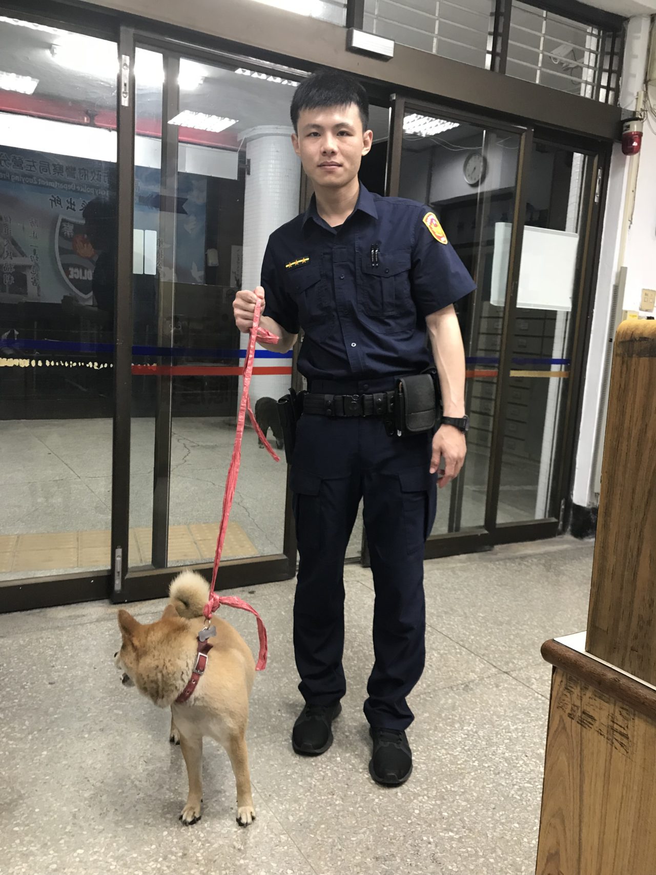 跳上他人機車要兜風 暖警幫柴犬找到主人【圖/翻攝畫面】