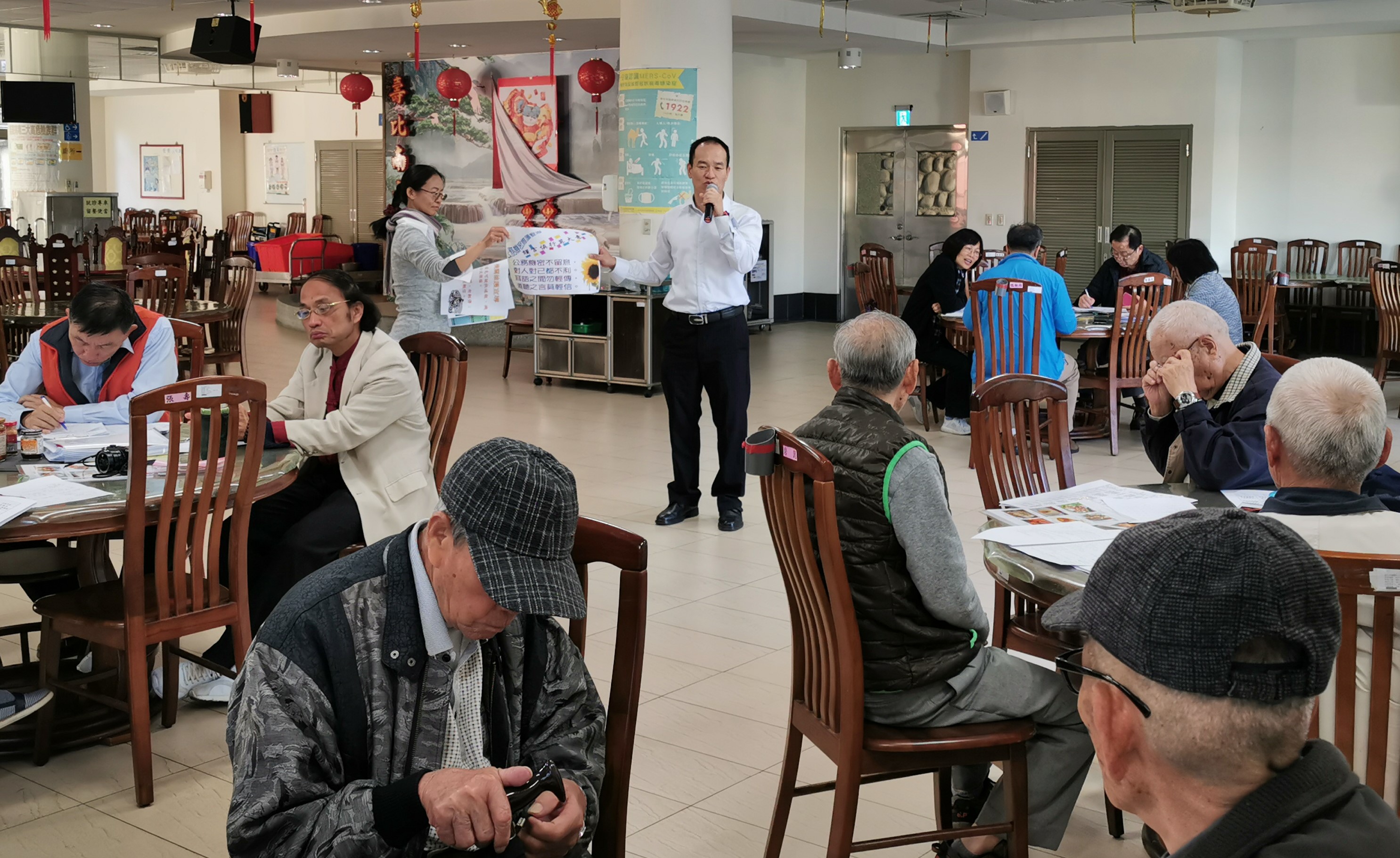 彰化榮家政風室主任劉昌元於「109年1月份膳食管理暨菜單審查會議」向住民代表宣導安全防護觀念