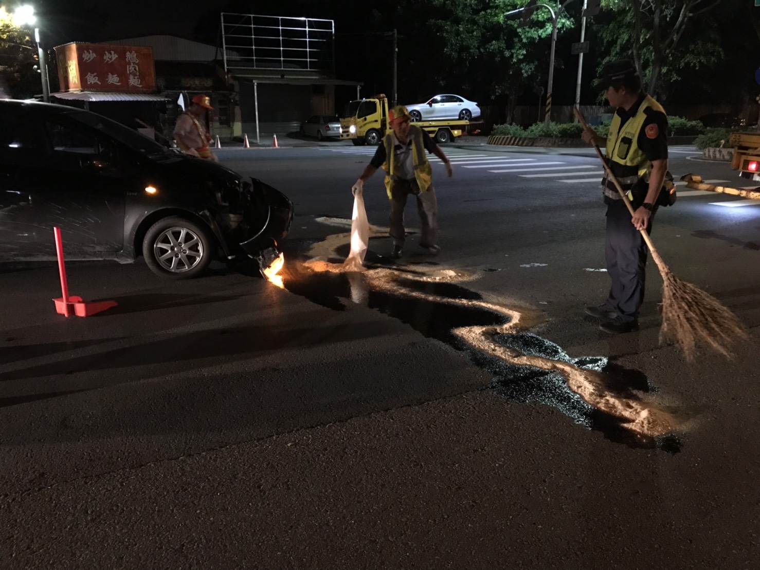 車禍現場零件散落 鳥松警方協助清除 圖 翻攝畫面