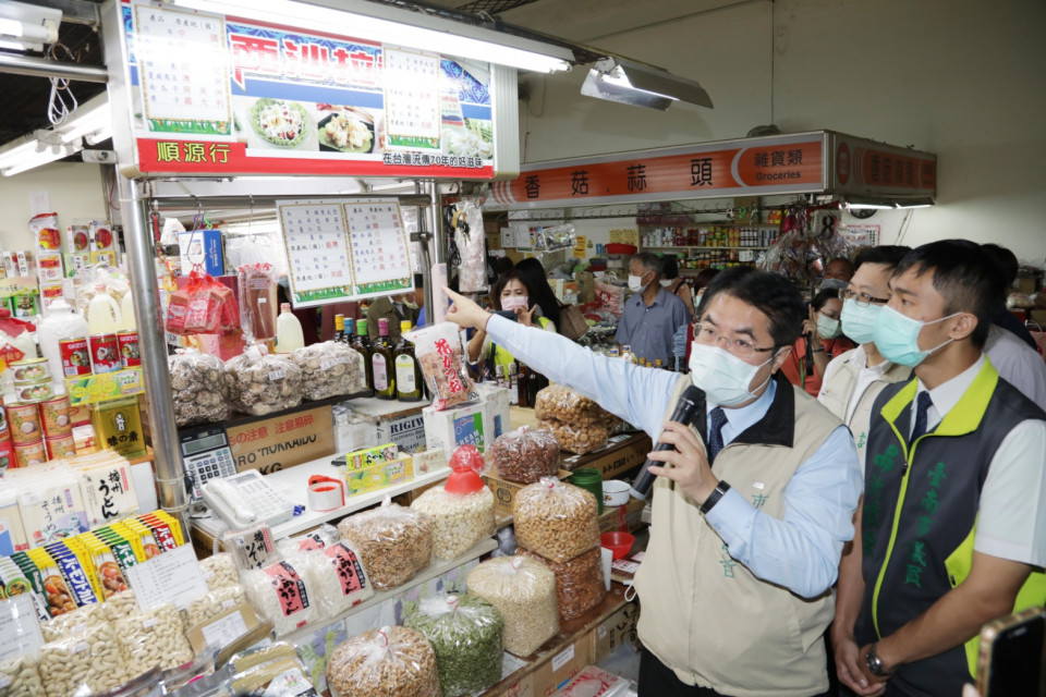 黃偉哲視察保安市場食品攤商標示示範區  台南宣示「標示明確 安心消費」