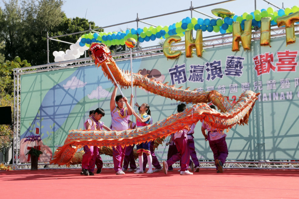 黃偉哲出席佳尼特國際兒童藝陣節 為兒童藝陣的表演喝采