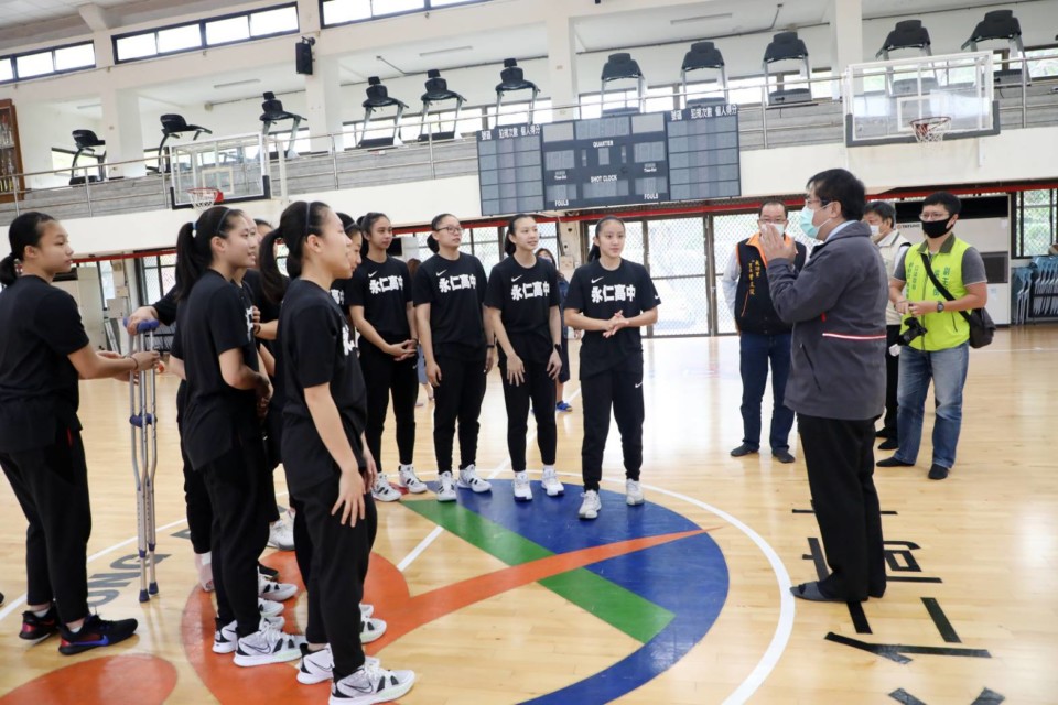 南部唯一永仁女將備戰高中籃球聯賽 黃偉哲勉勵選手為台南爭光