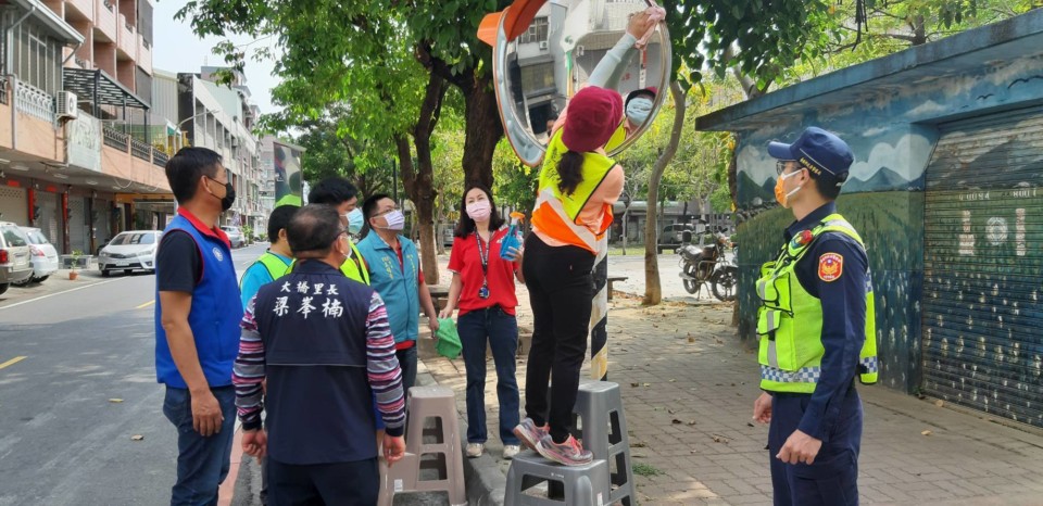 永康警民響應「擦亮世界的角落」 擦拭反光鏡守護路口安全