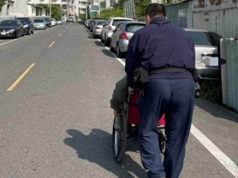 迷途老翁坐路旁　北鎮警助推輪椅帶返家