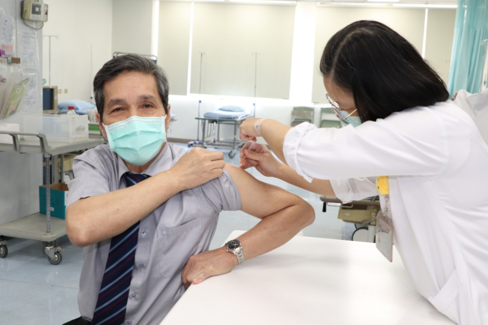 仁愛醫院院長郭振華領銜打疫苗 專業抗疫情守護健康