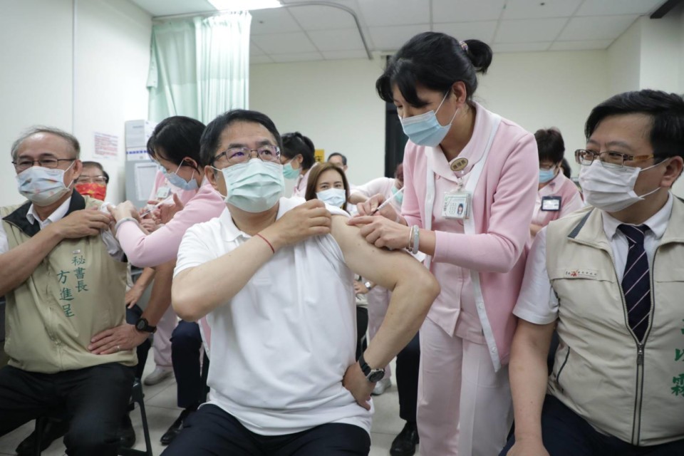 黃偉哲率南市府團隊首長 施打COVID-19疫苗