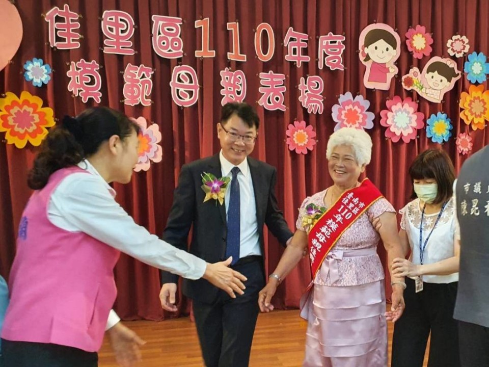 手語傳情 感恩母愛 佳里公所「110年度模範母親表揚活動」