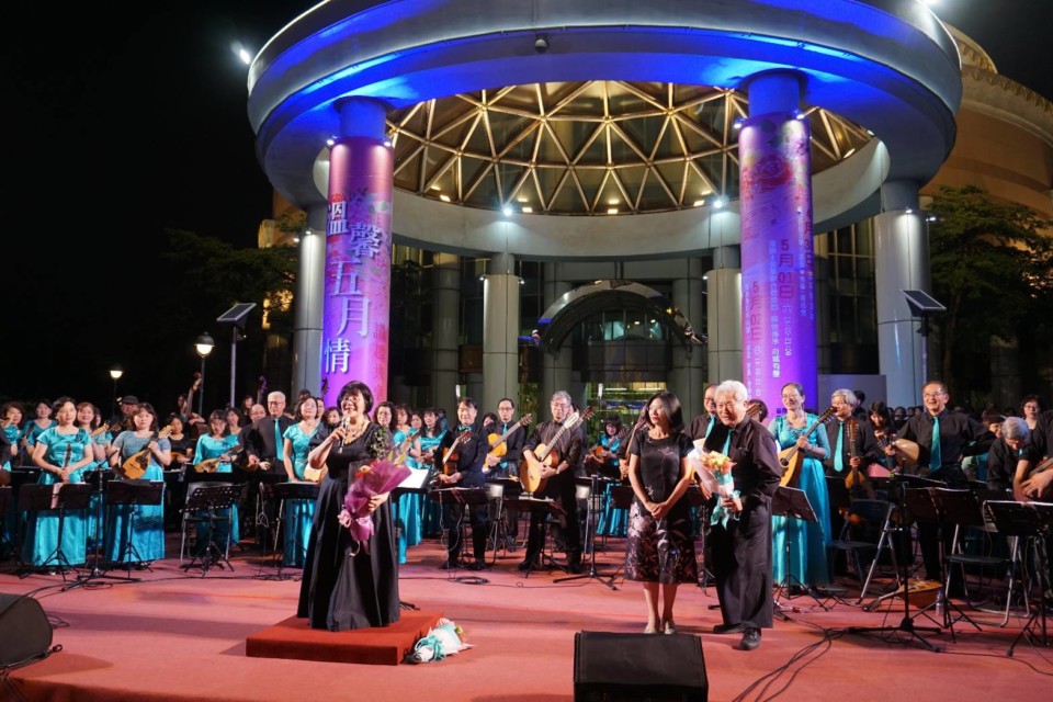 南市議會廣場「溫馨5月情」表演  奇美曼陀林樂團壓軸