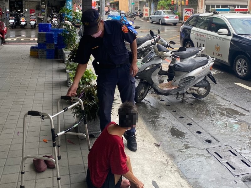 身障老婦跌坐無助　竹園警及時援助護安全