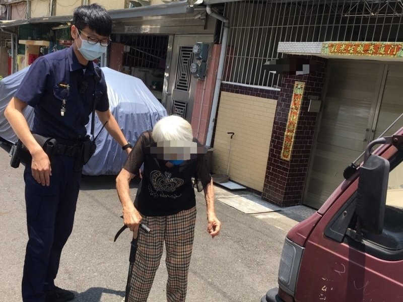 年長婦失智迷途　北鎮警溫馨助返家