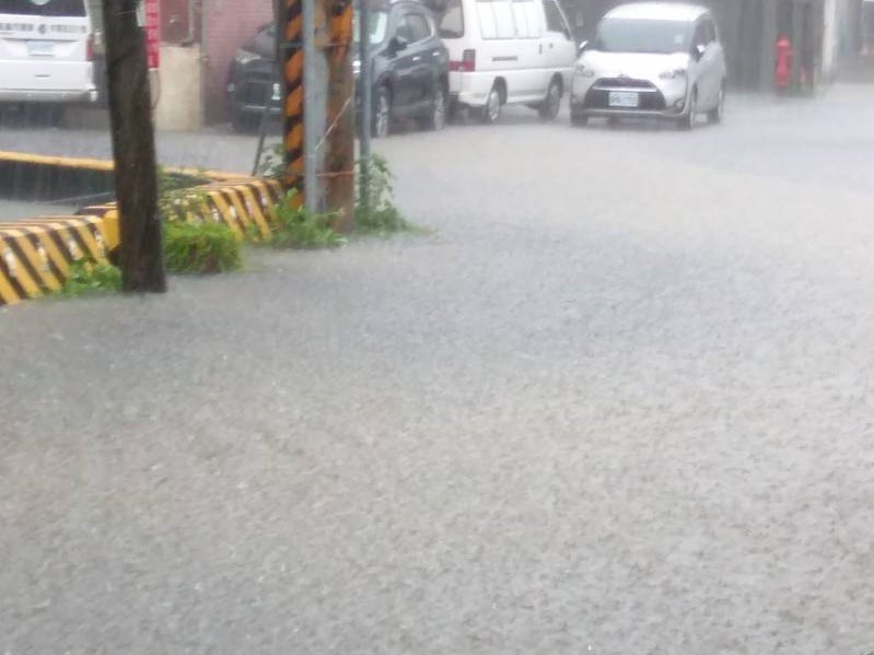 強降雨道路積水  興安警及時處置