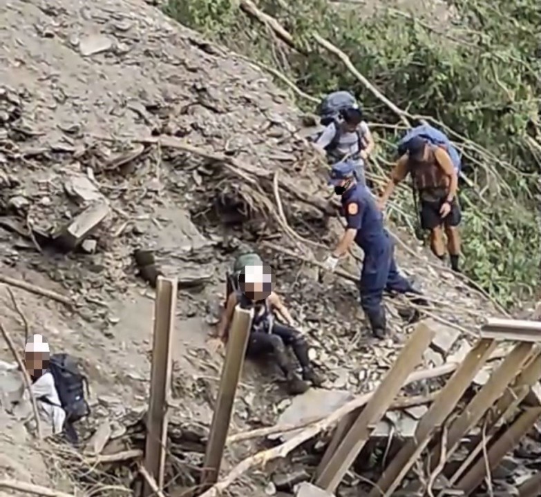 武界林道坍方登山隊受困　仁愛警出動救援
