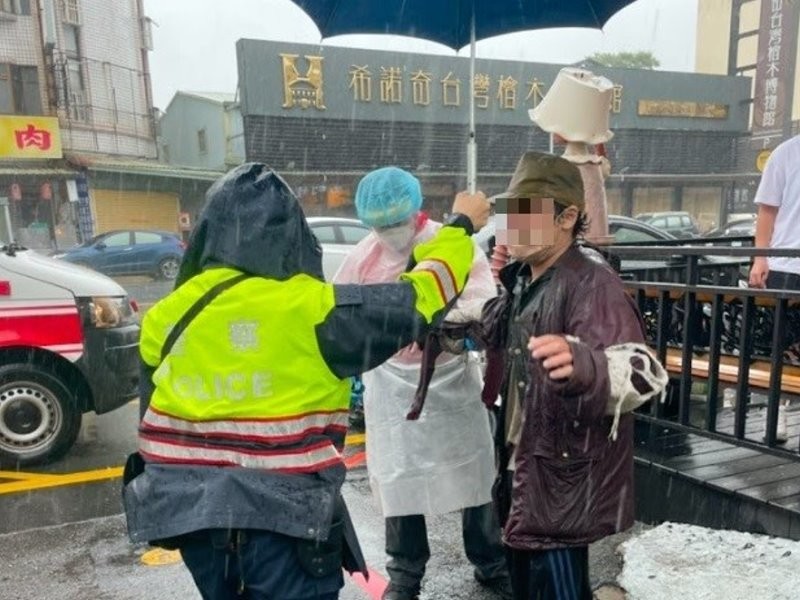 智弱男子雨天倒臥　北鎮警援助護安全返家