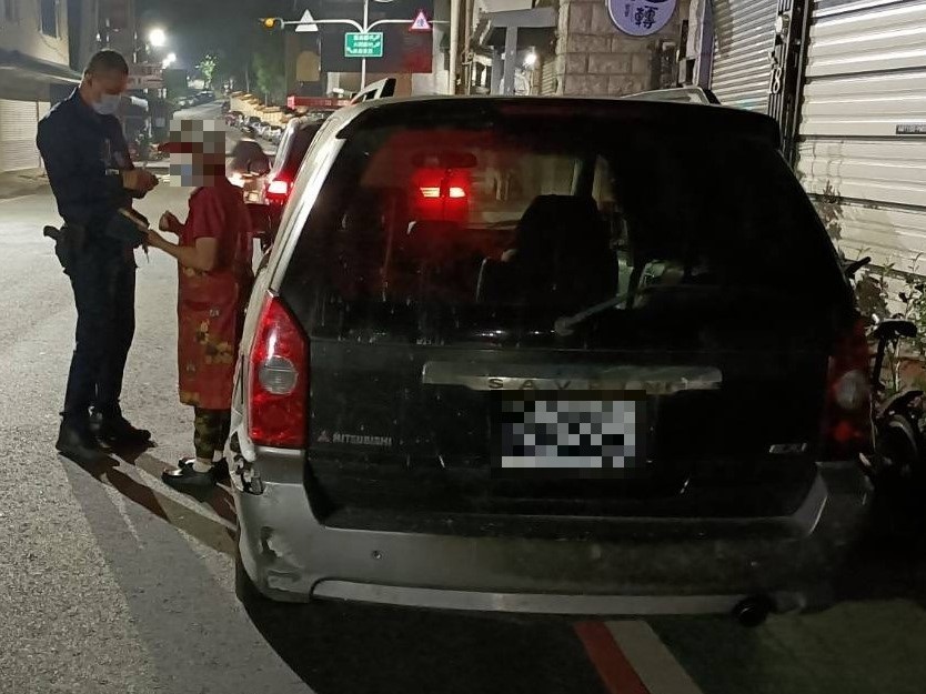 車輛拋錨路中央 公園警徒手推車助脫困