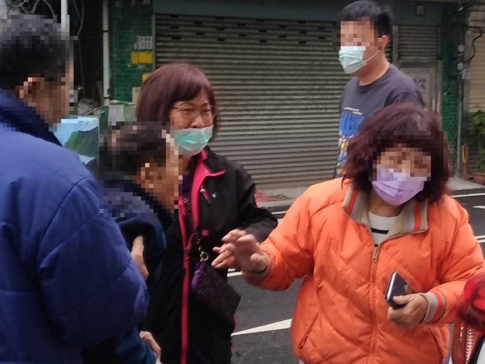 失智翁蹲坐陸橋上  北門暖警聯繫家屬接返家