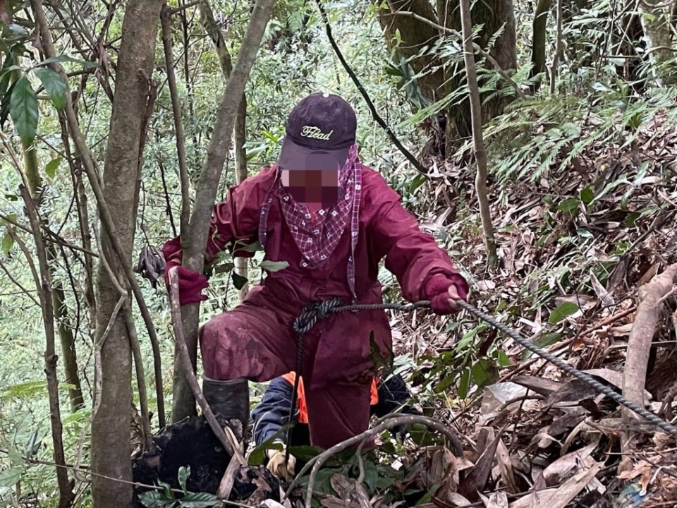 瑪璘窟救狗不慎滑落山谷　埔里警及時營救