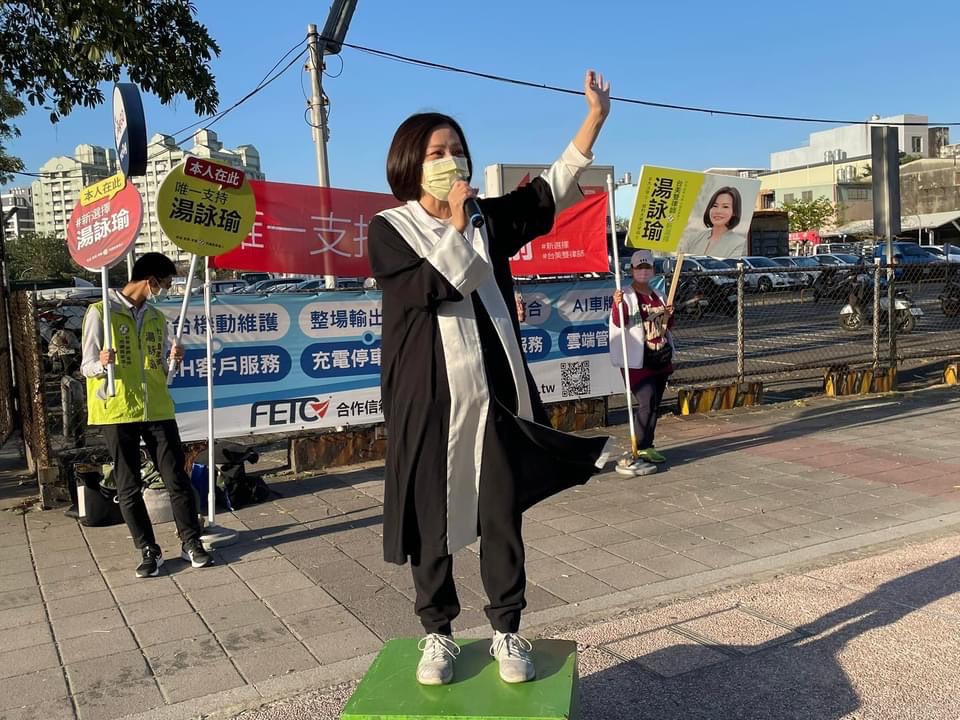 台美雙律師湯詠瑜穿律師袍街頭拉票 強調法律專業