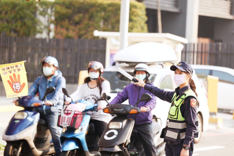 宣導路口安全保護行人安全通行　竹市警局提升各大路口見警率