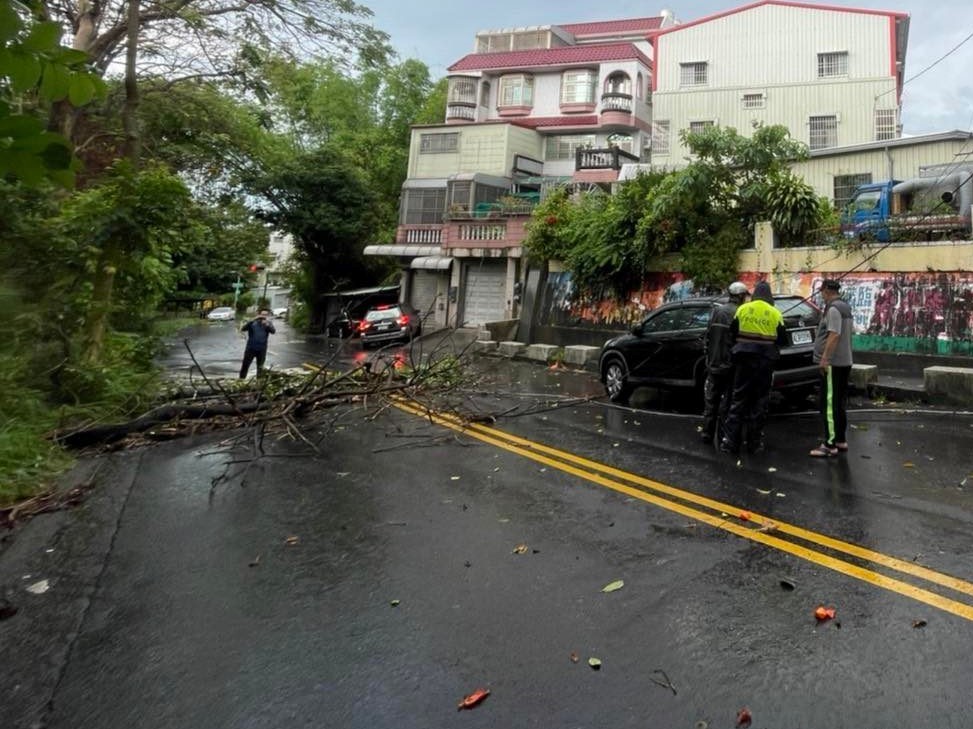 豪雨冰雹引災情  長竹警排除路障維安全