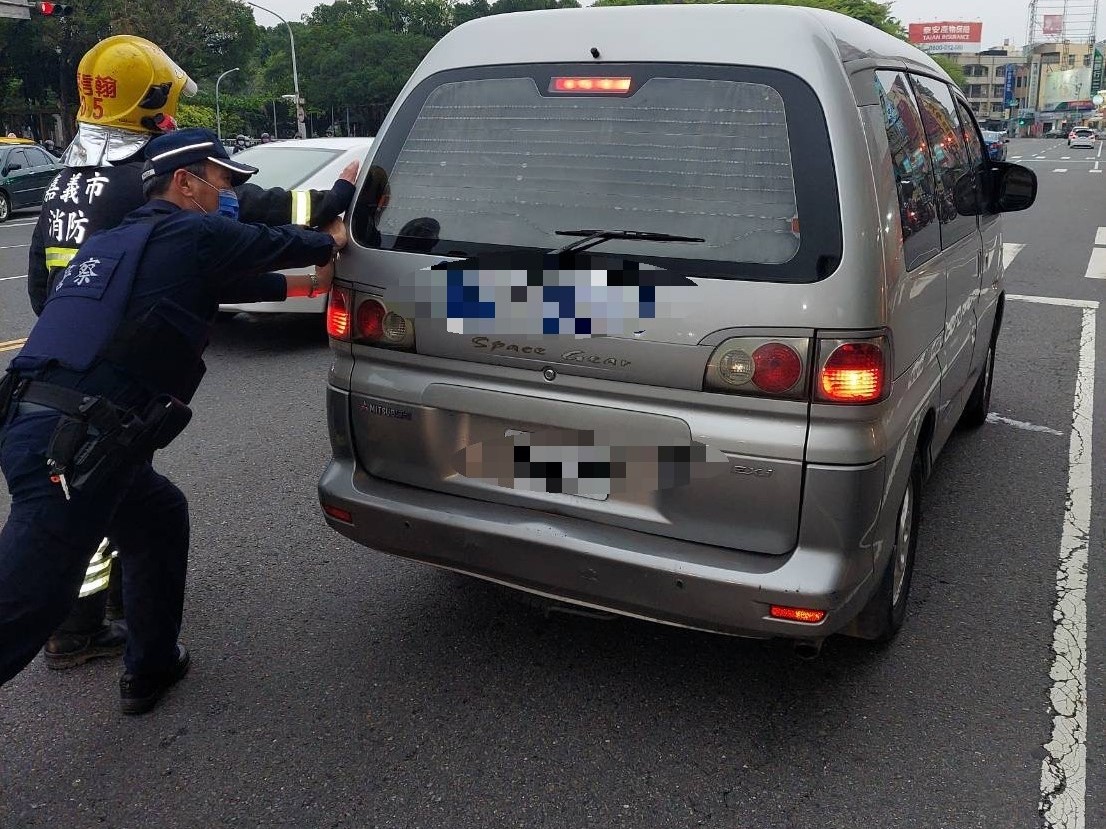 車輛拋錨冒白煙　八掌警和消及時援助