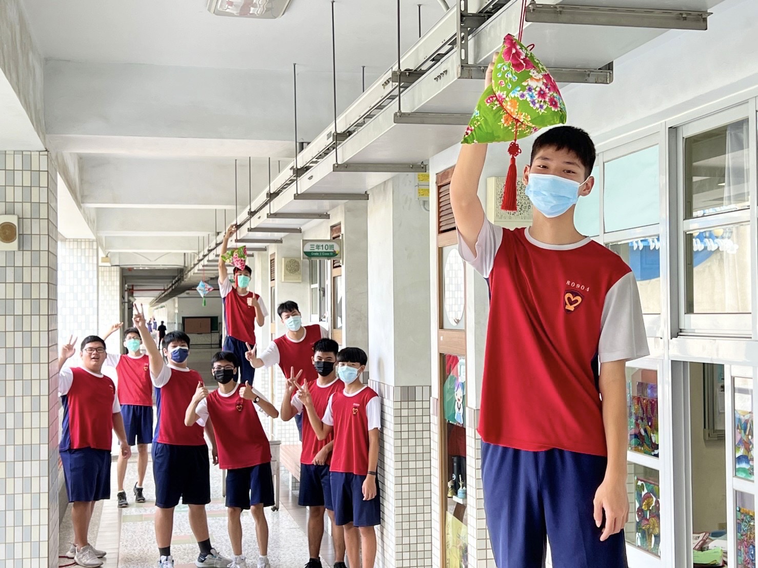 五福國中「包高中」 為國中會考考生齊祝福