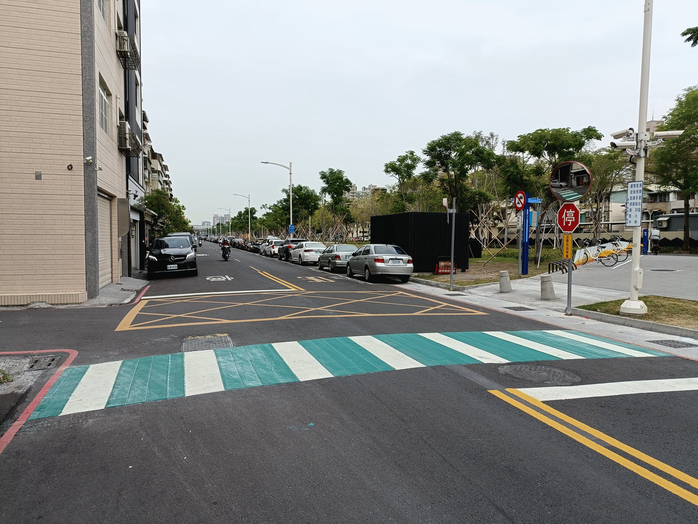 為提升鐵道一街綠園道行車安全！交通局鋪設彩色標線達到警示減速效果