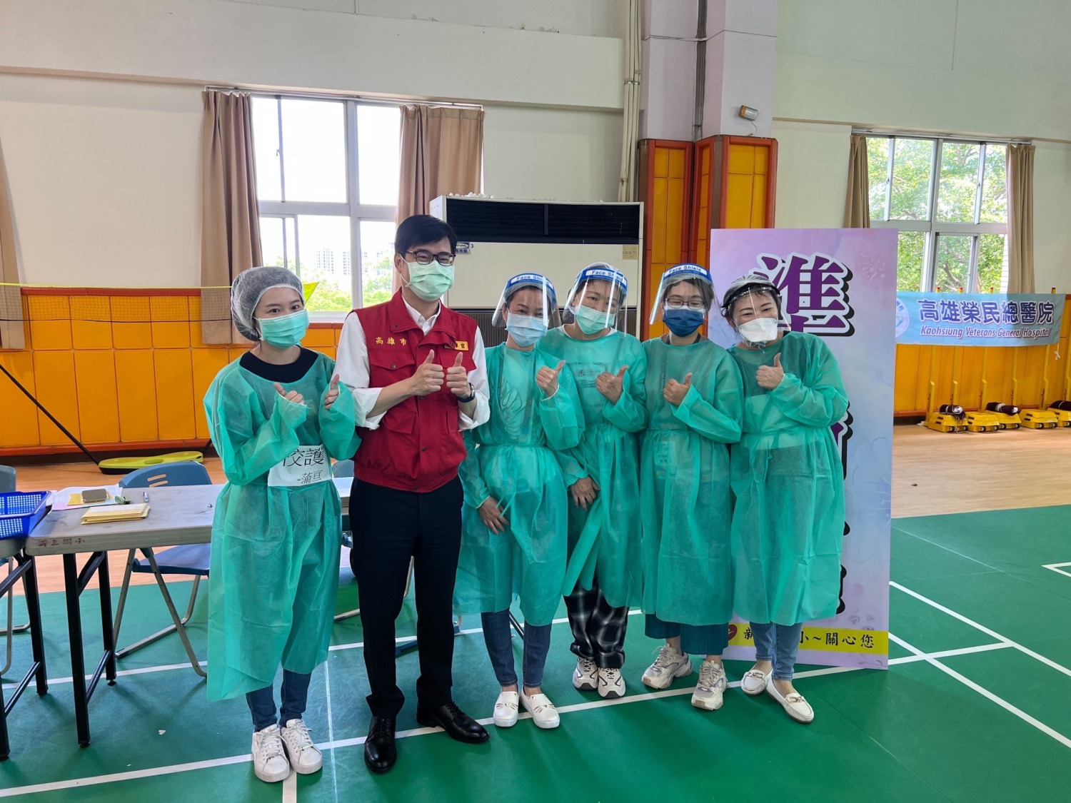 高雄市國小BNT疫苗接種首日 陳其邁市長校園關心學生施打疫苗