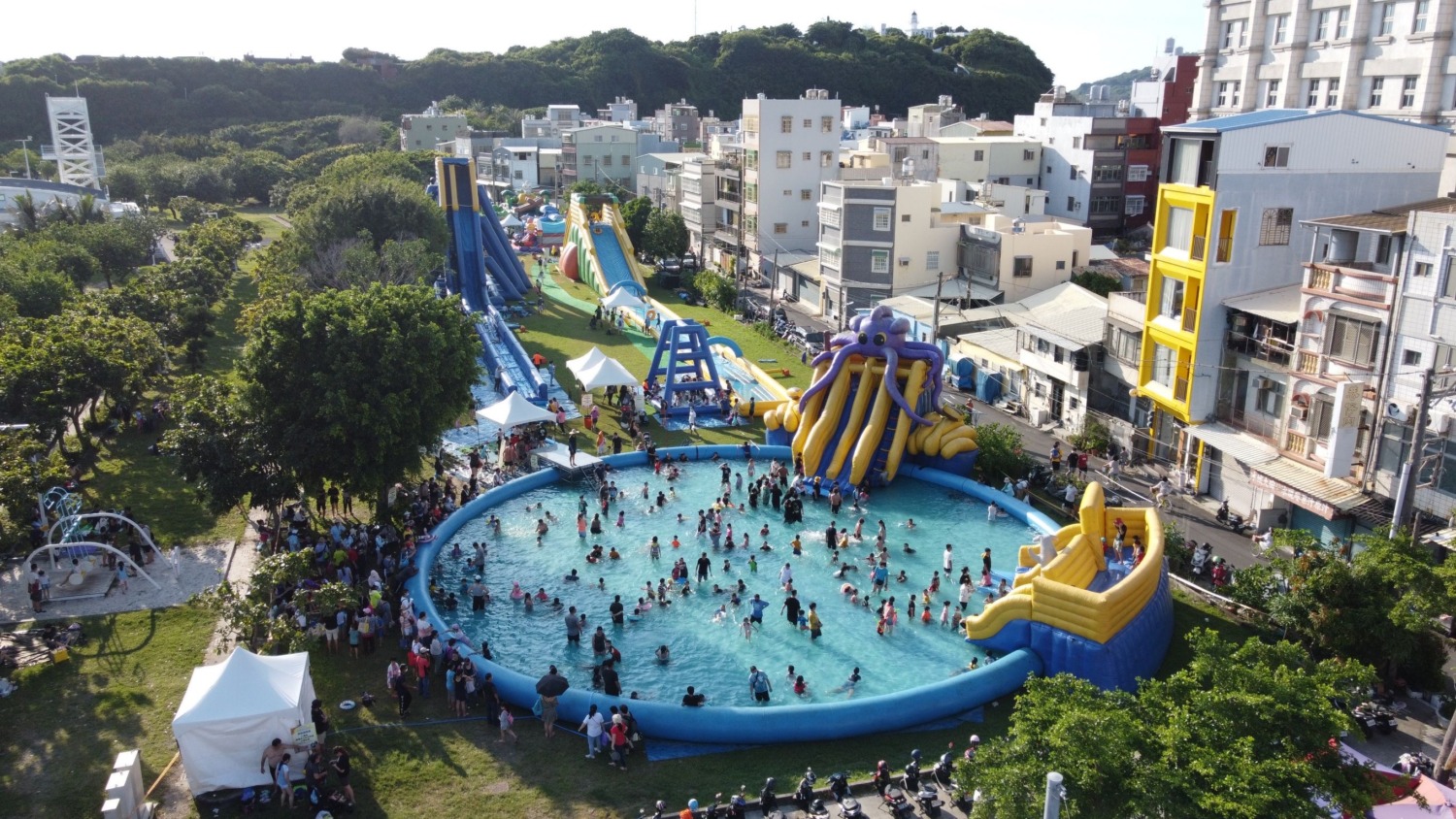 暑假Fun電首選 孩子們的歡樂天堂 旗津大型氣墊樂園免費玩