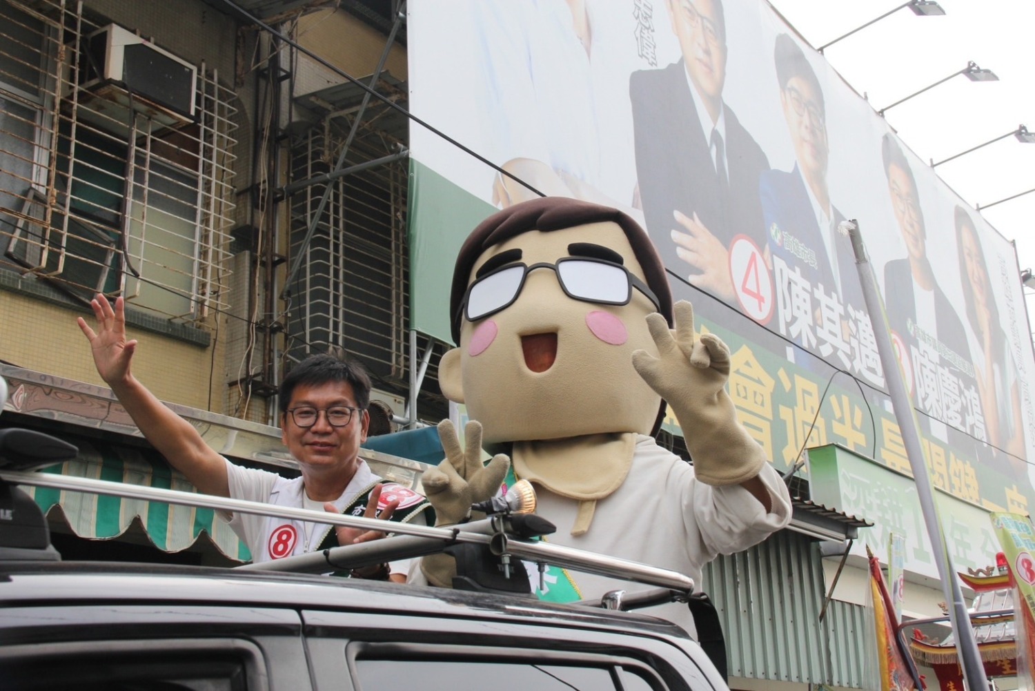 選戰倒數48小時，陳小邁化身市長分身，全力搶救新人，陪同陳慶鴻車隊掃街