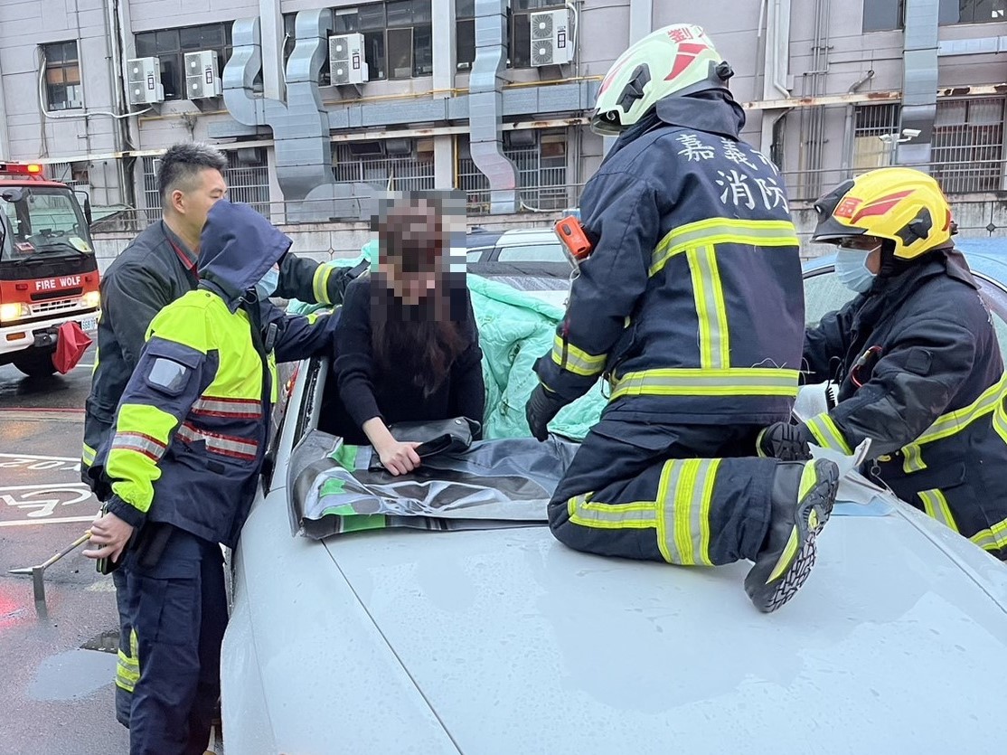 妙齡女受困車內  新南警緊急救援