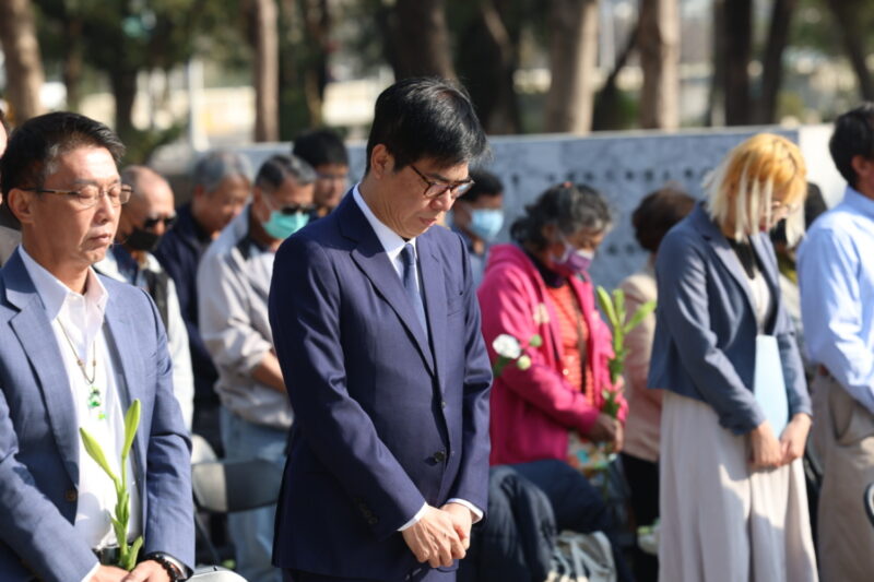 二二八事件76周年追思紀念  市長陳其邁和與會者共同默哀、獻花悼念