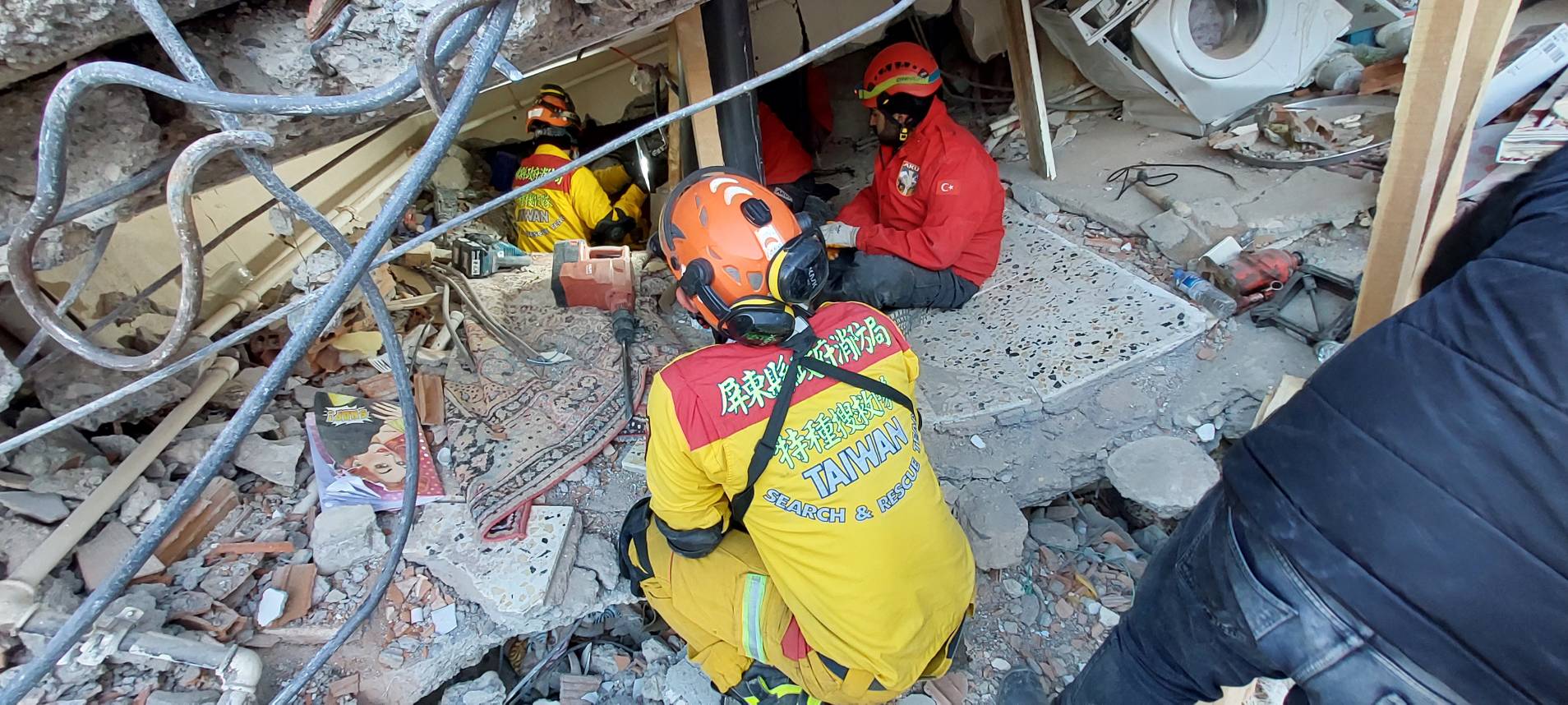 土耳其強震救災傳捷報救出一女子 家屬擁抱打氣引熱淚