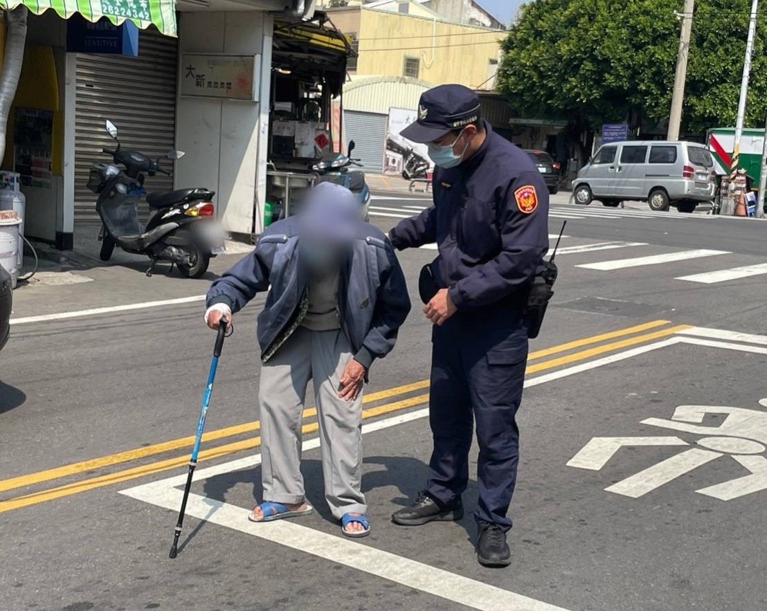 失智老翁卡路中，烏警細心助返家