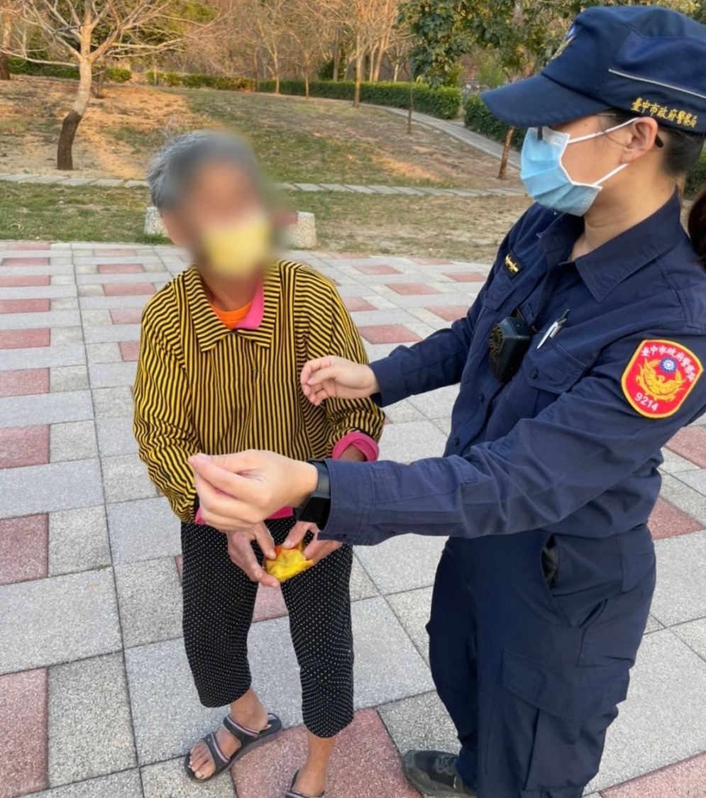 7旬老婦迷失街頭，烏日警靠一招助返家