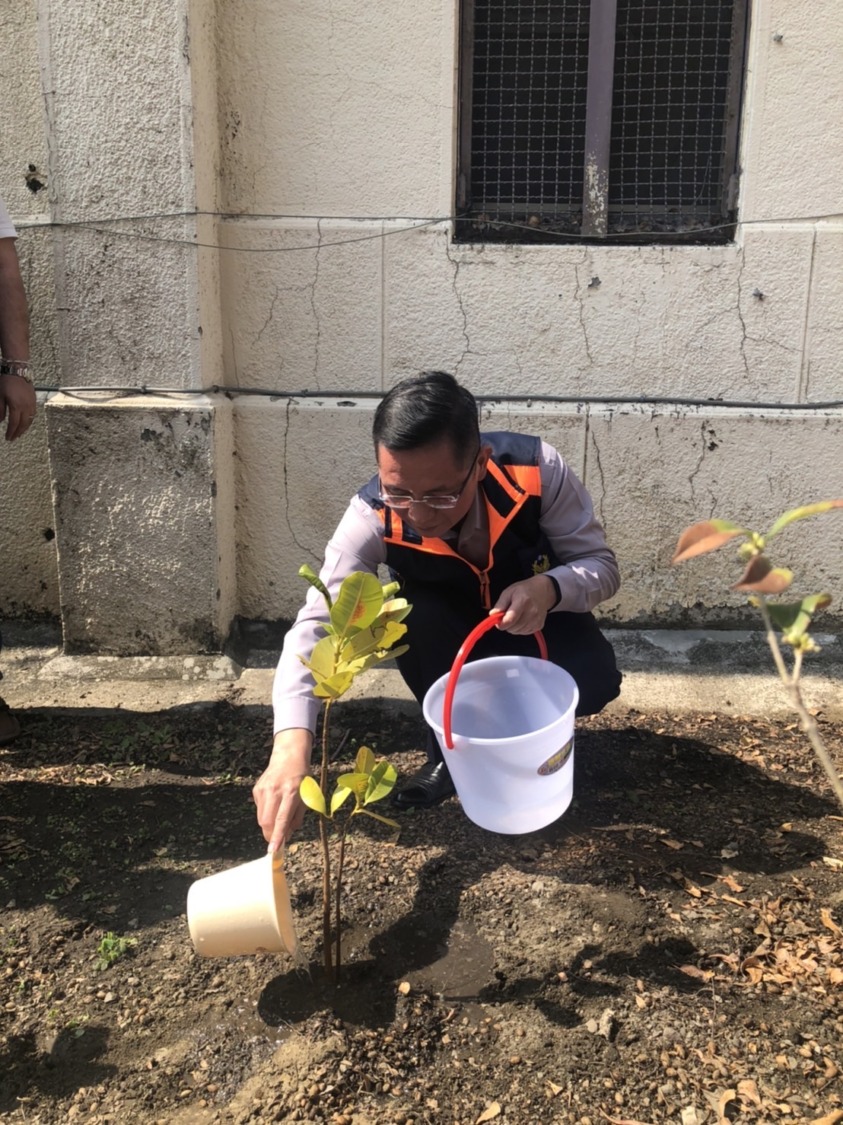 跳脫舊有剛硬形象  中市警一分局植樹添綠意