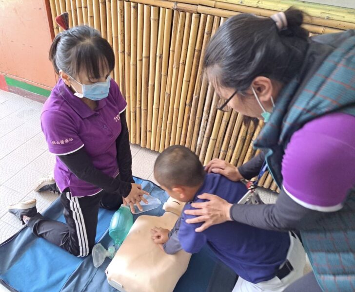 偏鄉救護能力從小扎根　五峰國小孩童學習CPR+AED