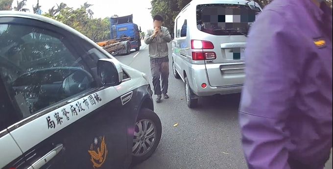 小貨車拋錨路中央　壢警熱心幫推車至路邊