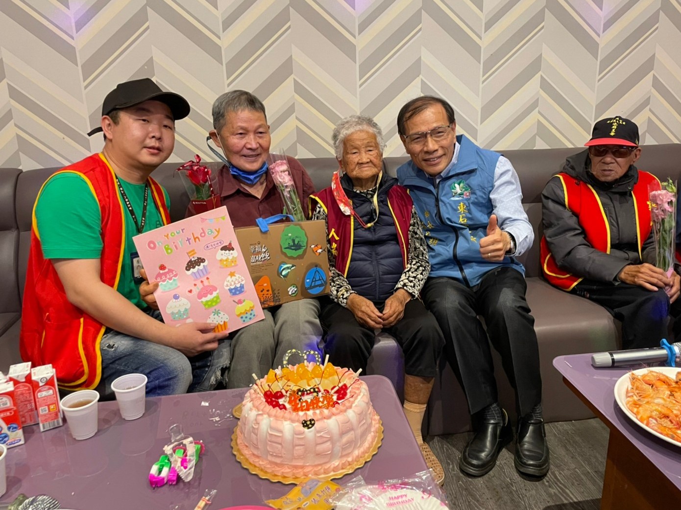 百歲人瑞K歌慶生　東石鄉長贈禮祝福平安健康