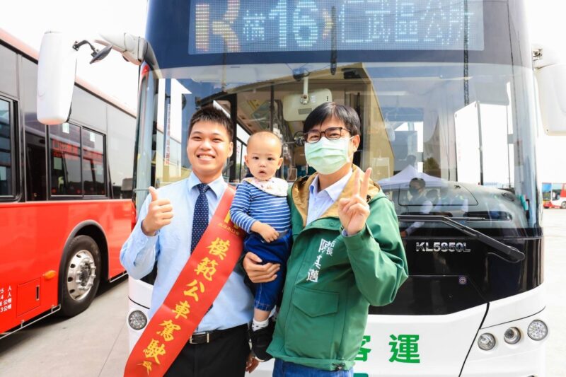 表揚111年度模範公車駕駛長  陳其邁宣布投入經費改善公車經營