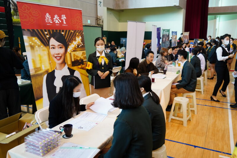 觀光餐飲復甦高餐大學生炙手可熱 百家知名餐旅業者進校園搶人才